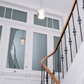 Miljøbillede af Annex pendel med opal hvid reflektor på trappeopgang fra Serien Lighting 