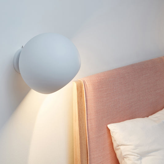 Miljøbillede af Tilt Globe short wall hvid ved seng væglampe fra nyta