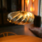 closeúp billede af TR5 pendel i børstet guld stemningsbillede over spisebord