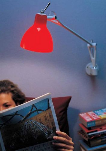 Miljøbillede af Luxy W1 væglampe rød skærm og gråt stel fra Rotaliana