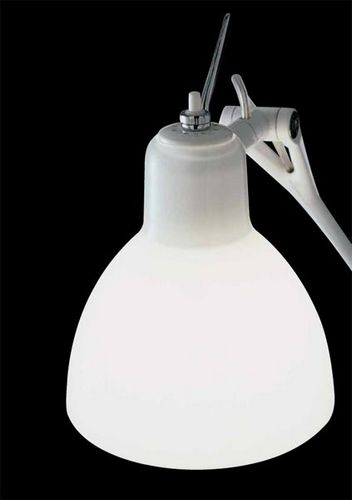 Luxy W2 med satin hvid skærm og hvidt stel væglampe fra Rotaliana