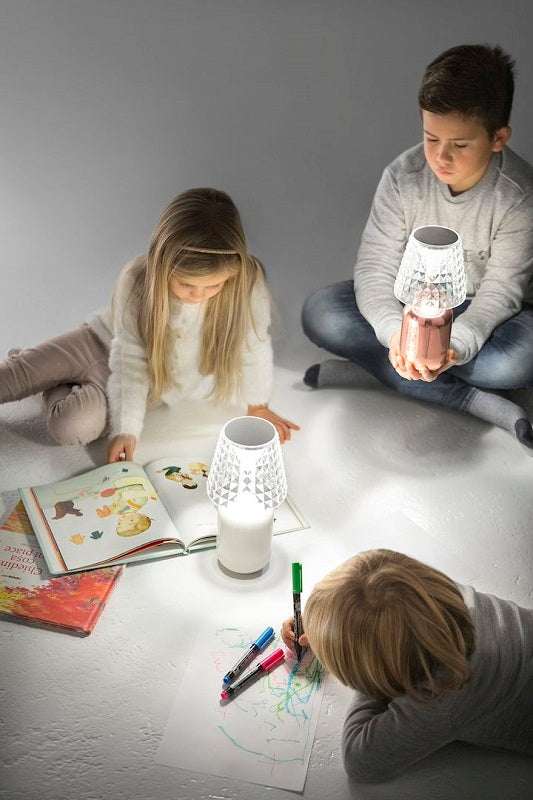 Miljøbillede af Valentina LED bordlampe i hvid og rosa guld fra Studio Italia Design