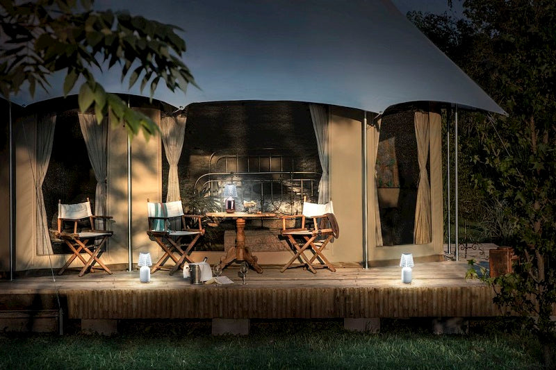 Miljøbillede af Valentina LED bordlampe ved campingvogn i hvid fra Studio Italia Design