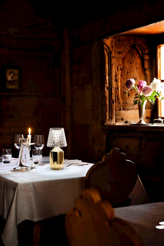 Miljøbillede på restaurent med Valentina LED bordlampe i guld fra Studio Italia Design