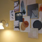 Miljøbillede af Original 1227 Mini Ceramic væglampe ved opslagstavle Anglepoise